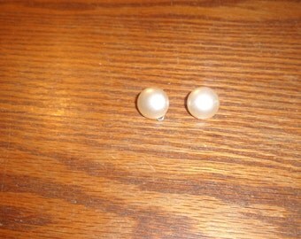 vintage clip on earrings ivory lucite dots