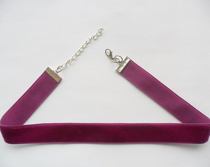 Purple velvet choker plain with a width of 5/8”inch.