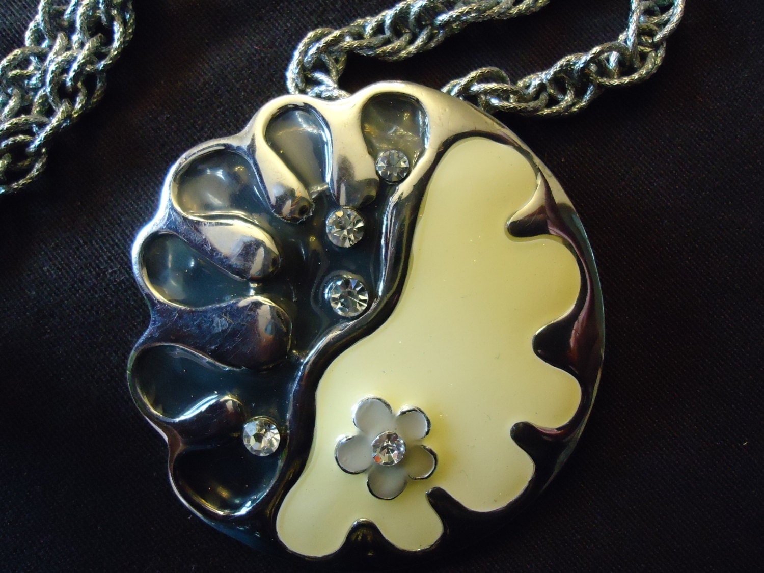 Groovy 1960's Vintage Round Enameled Necklace Flowers