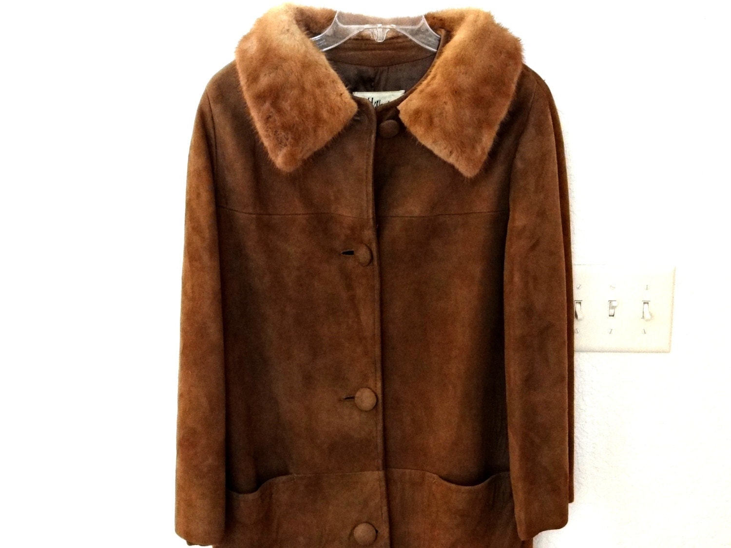 Brown suede coat with fur Vintage Brown Suede Faux Fur Jacket. Amazing vintage suede coat with faux fur lining. Can be zipped shut. Vintage coat in great condition. This is a ladies size 12 shown on a size 10, 5ftPrice: £
