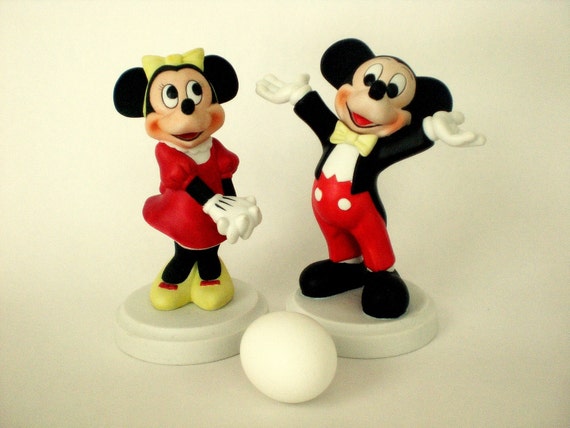 mickey mouse and minnie mouse figurines