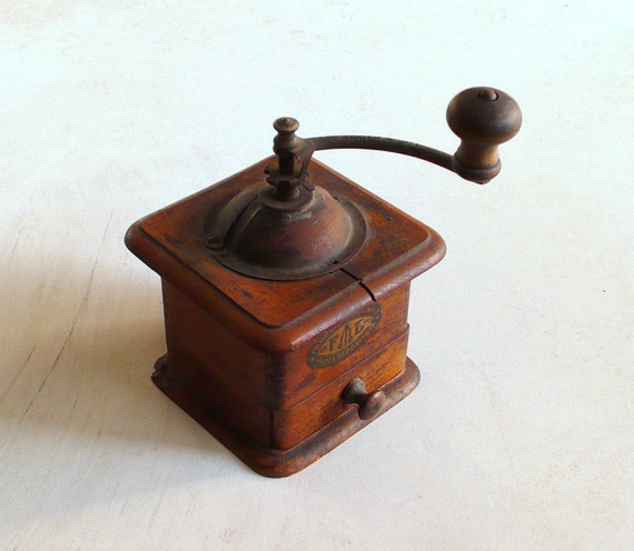 Antique italian Wooden Coffee Grinder TRE SPADE. by Musicatelier