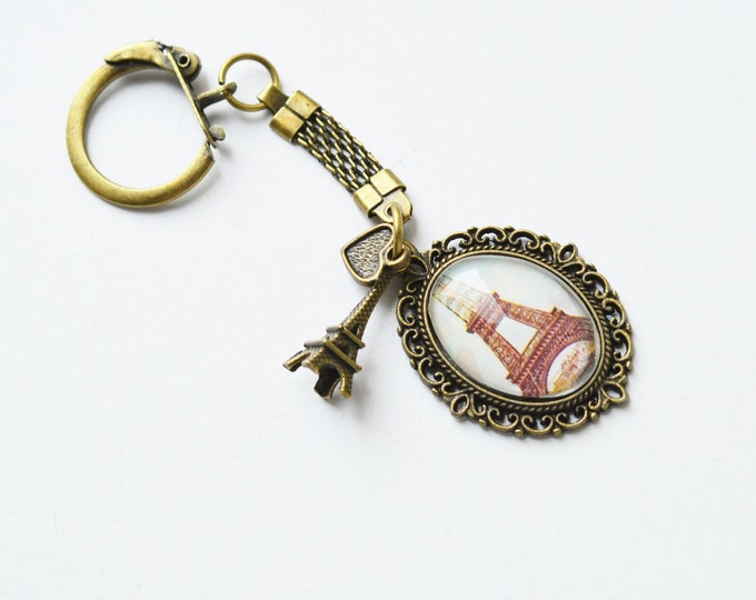 VINTAGE PARIS Keychain metal brass with pendant depicting the Eiffel Tower under glass