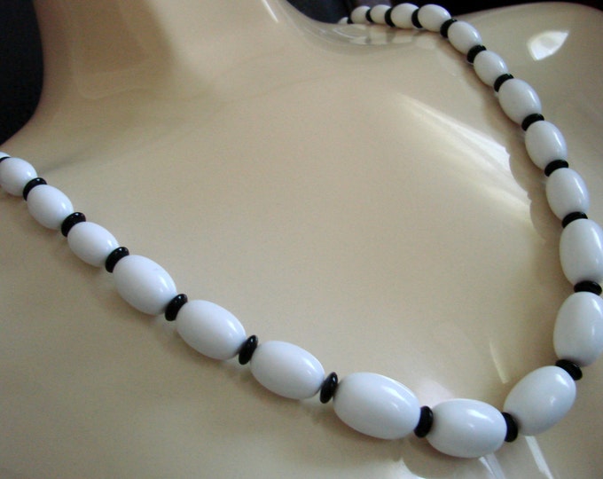 Classic White Lucite Bead Necklace / Black Lucite Cylindrical Beads / Graduated Beads / Vintage / Jewelry / Jewellery