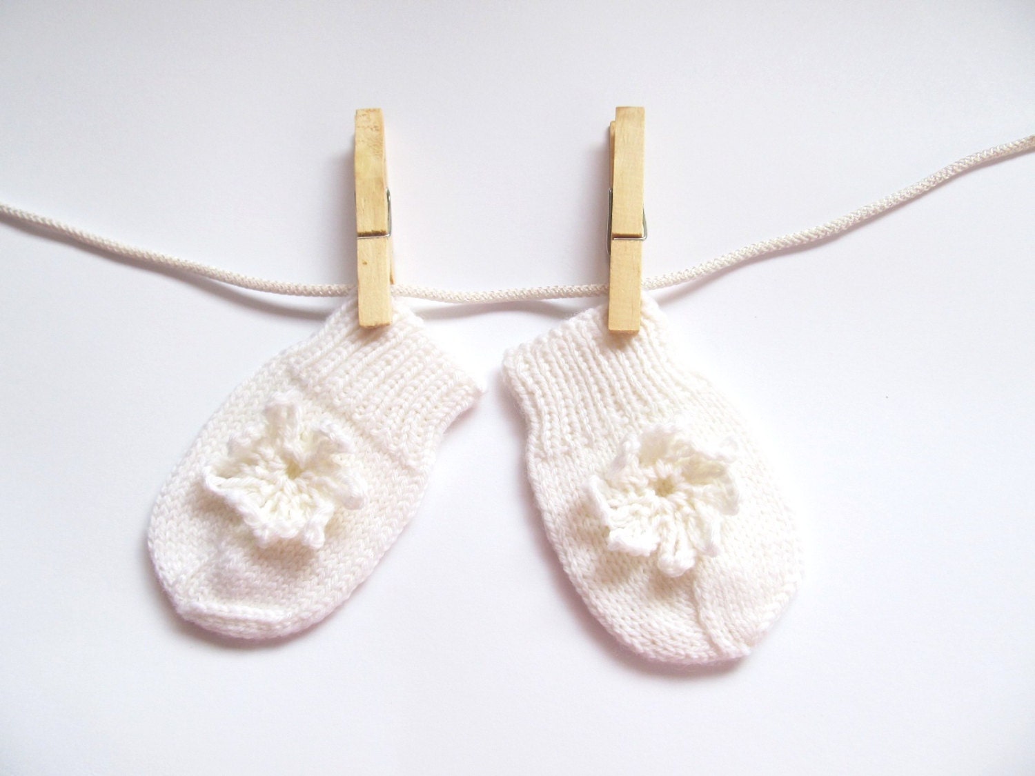 Baby thumbless mittens Merino wool mittens white hand