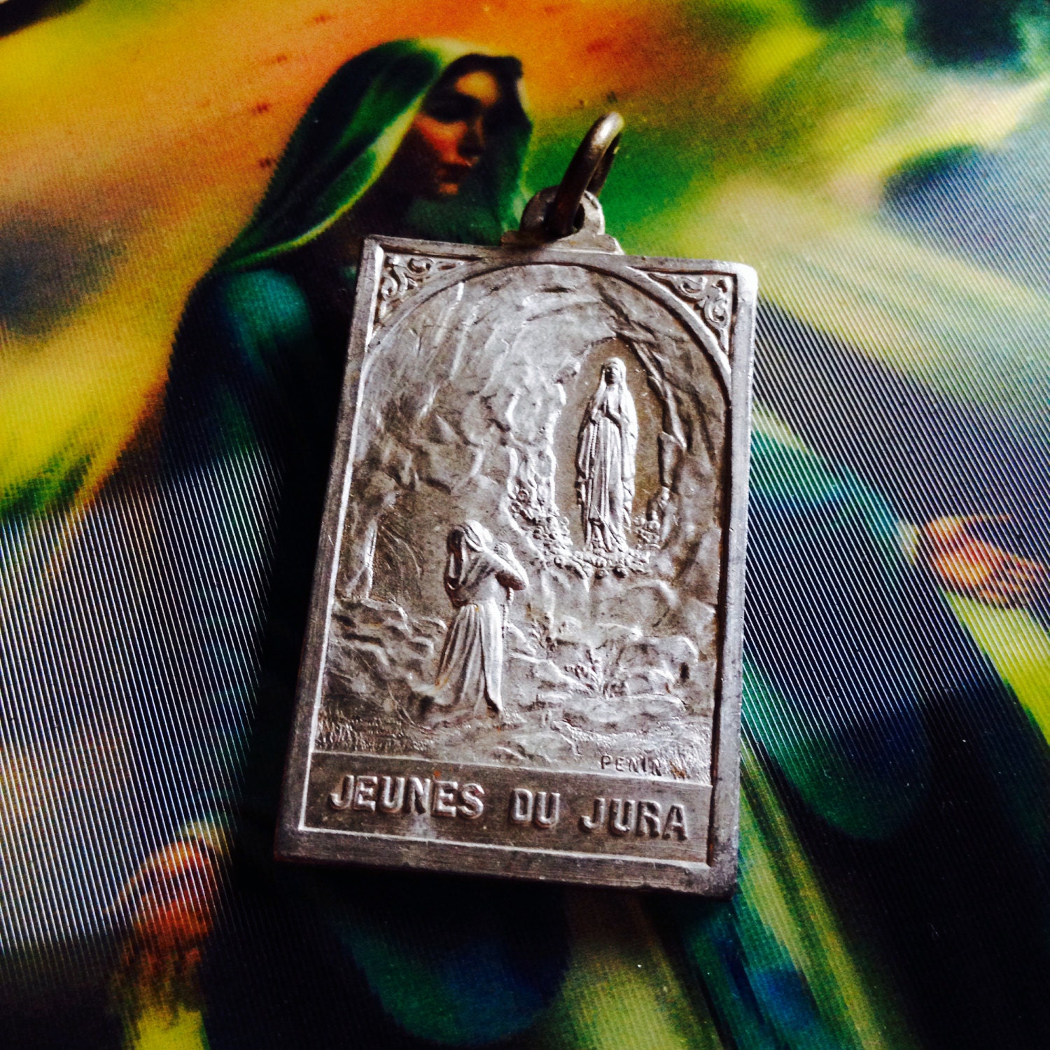 LOURDES SOUVENIR MEDAL Vintage Large Jeunes du Jura – Haute Juice