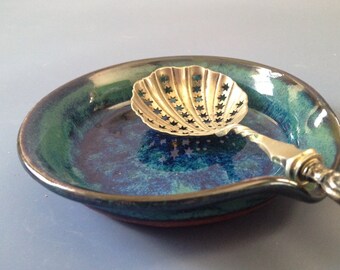 Ceramic spoon rest in Zac's Green
