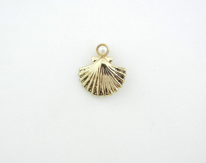 Small Double Link Shell with Antique Gold-tone Pearl Charm