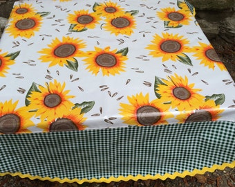 The Van Gogh tablecloth with huge sunflowers