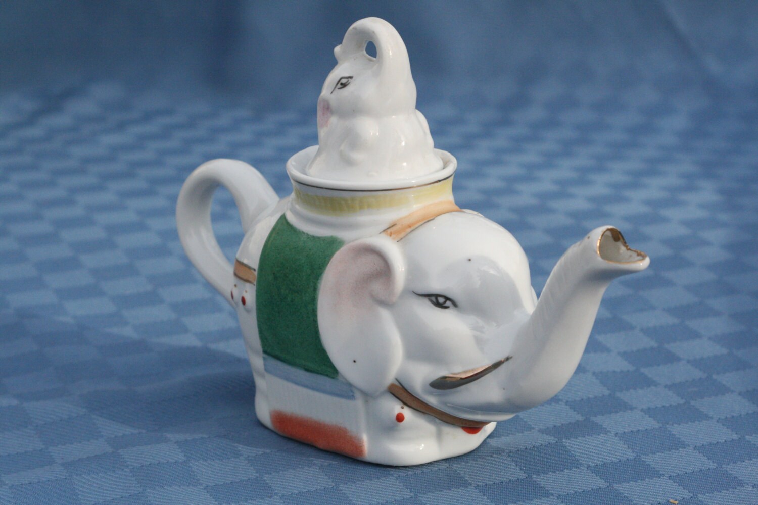 Vintage ELEPHANT TEAPOT made in China by AllgoodVintageGoods
