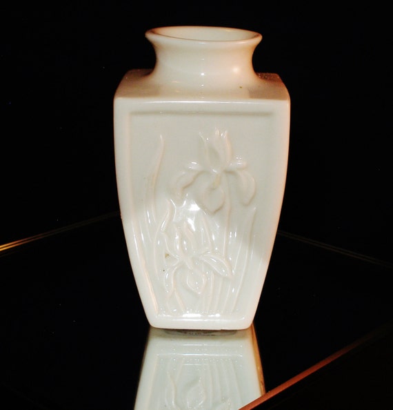 LENOX COLLECTORS PORCELAIN Iris Miniature Vase by ZAWADIGEMS
