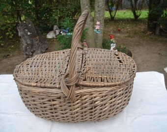 Basket of wicker picnic dating 1930 s. Picnic basket Wicker dating from the 1930s.