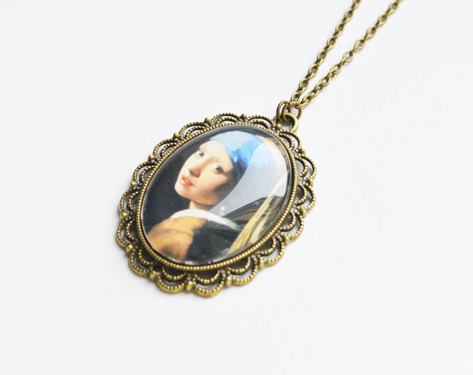 MASTERPIECES OF PAINTING Oval pendant metal brass with the image of the Girl with a pearl earring under glass