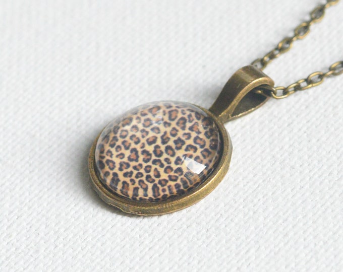 ANIMAL PRINT Pendant metal brass depicting fashionable leopard skin, Safari, Glamour, Style, Beige, Brown