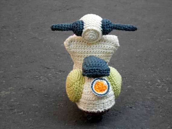 Pattern Vespa motorbike amigurumi. By Caloca Crochet