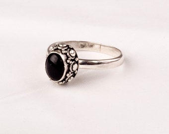 Vintage Silver ring with Fine Onyx gem.