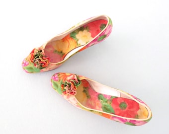 Floral Heels * Vintage 60s Shoes * Printed Fabric Pumps * size 8 1/2 AA