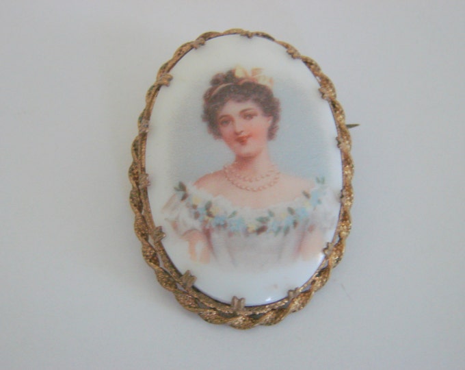 Lovely Victorian Hand Painted Porcelain Brooch / Jewelry / Jewellery