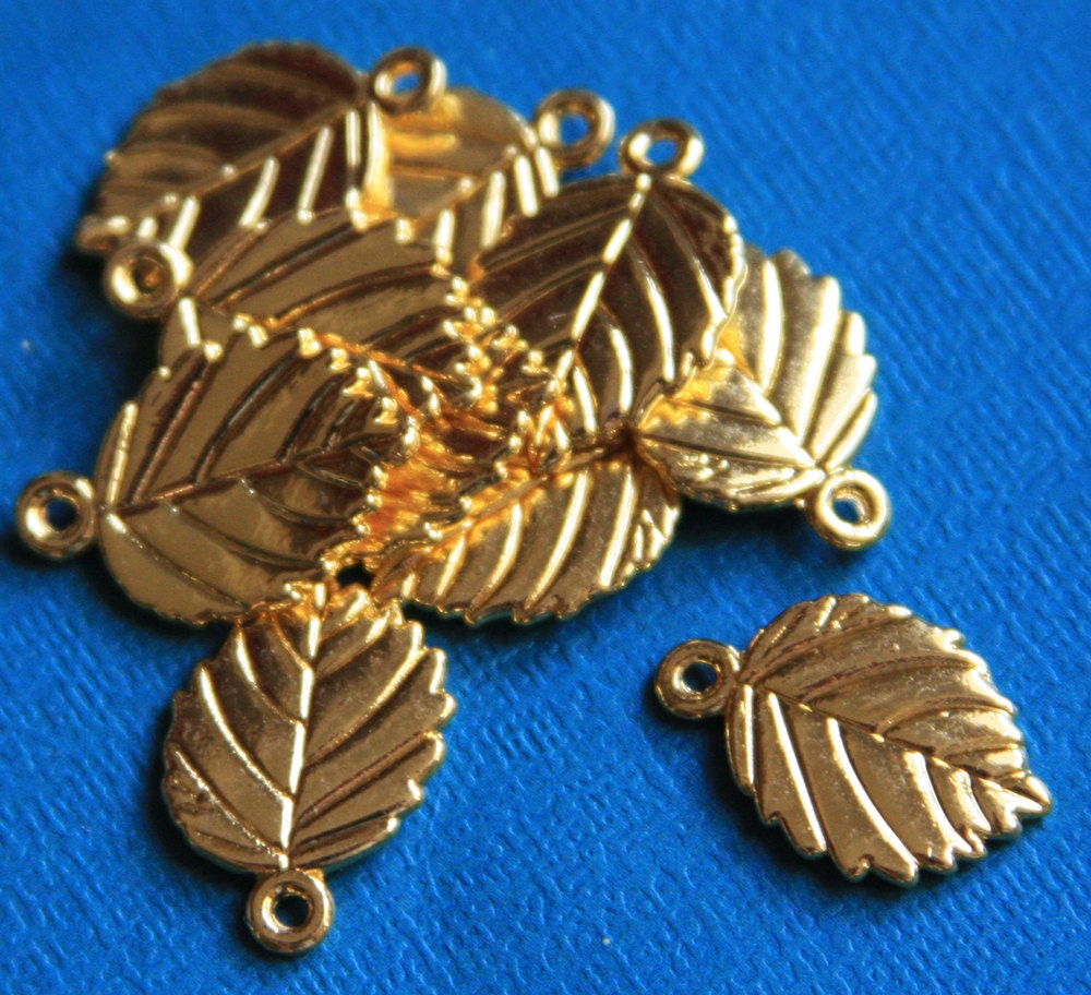 10 pcs of Gold plated leaves pendant 13x19mm