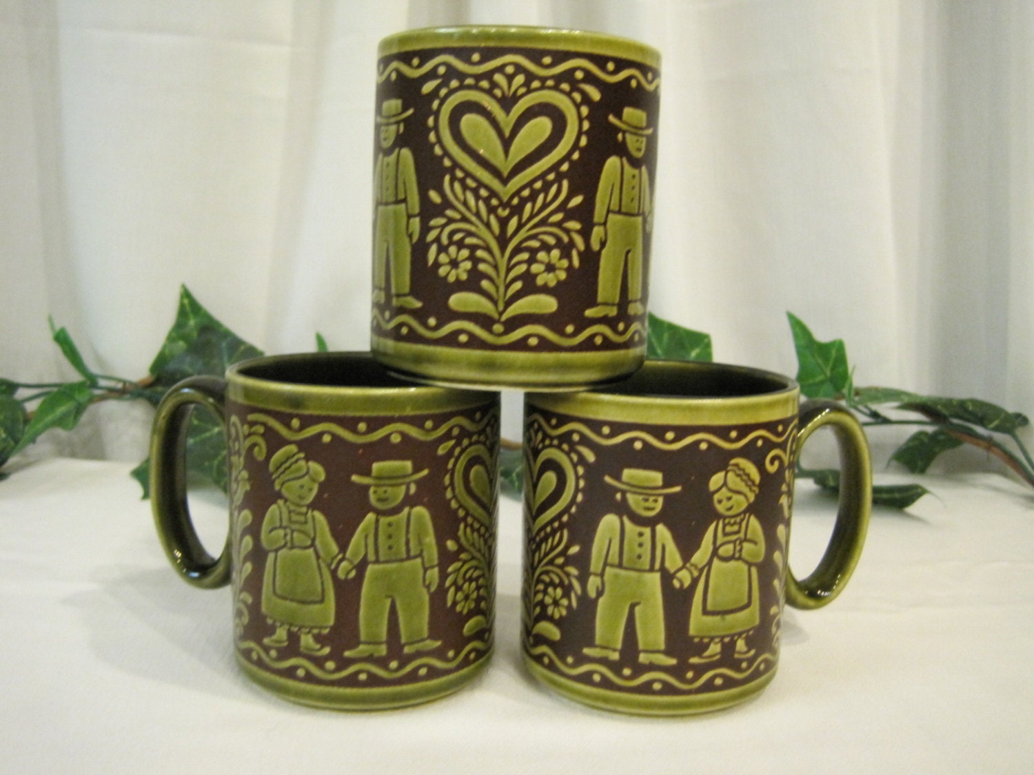 Set of (3) PA Dutch Amish Heart Folk Art Coffee Cups Mugs Pfaltzgraff USA Distelfink Haute Juice