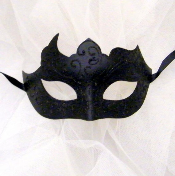 Items similar to Capulet Black Venetian Masquerade Mask Masked Ball ...