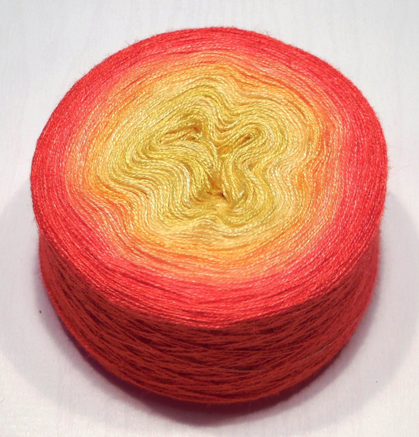 Пряжа градиент. Носочная пряжа градиент меринос. Пряжа градиент. Фиолетовая пряжа для вязания. Пряжа fiaba градиент.