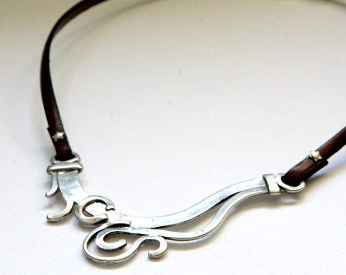 Women Brown Leather Necklace with with silver metalwork star rivet