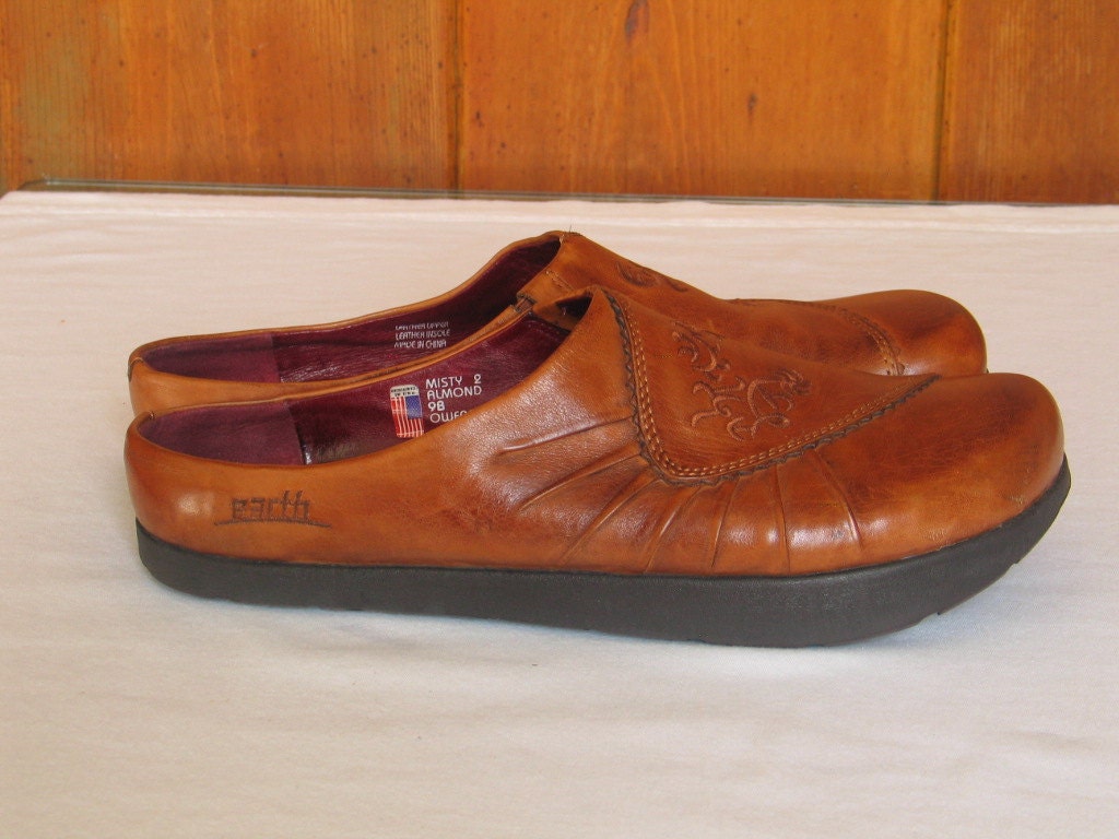 Vintage 1980s Earth Shoes Ladies Tan Leather with Embroidered