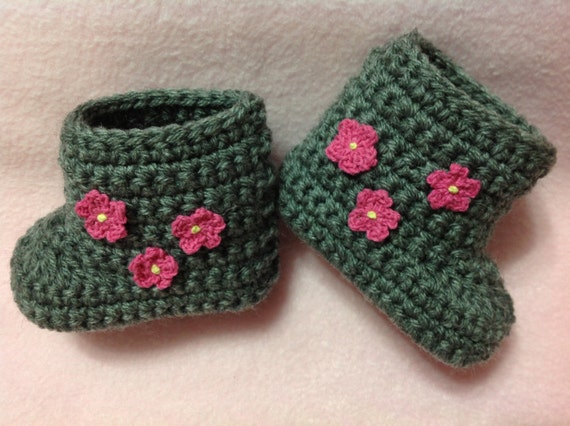 Beautiful gray shoes / boots with pink flowers for baby girl. Size 0-3 months (shoe size 1-2). Great as gifts and photography props too!