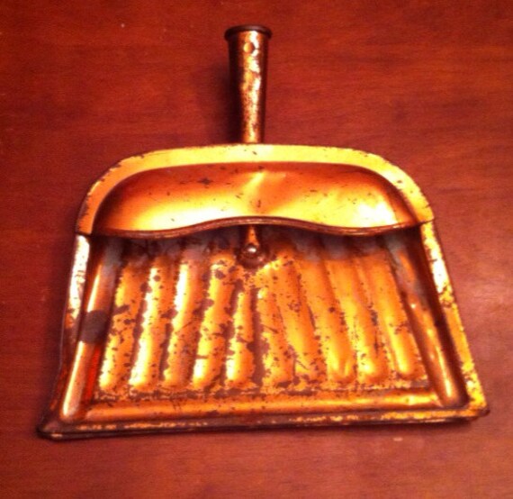 Vintage Metal Dust Pan Gold Colored..free by VeraJanesGifts