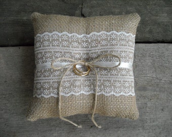 Burlap ring pillow Burlap Ring Bearer Pillow Ivory or White lace Ring cushion Woodland / Rustic / Cottage style Weddings