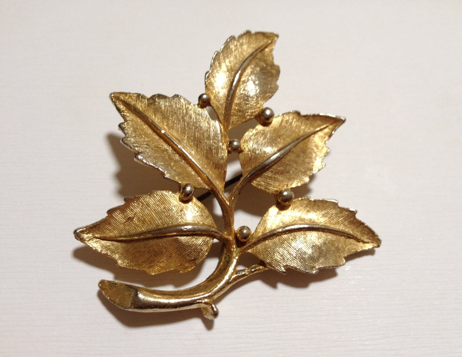 Broche Ancienne En Bronze Design Feuille D'érable – Vintage, Bon état
