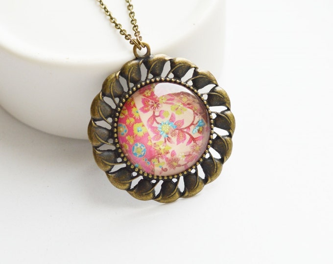 FLORAL MOTIFS Round pendant metal brass with flowers under glass