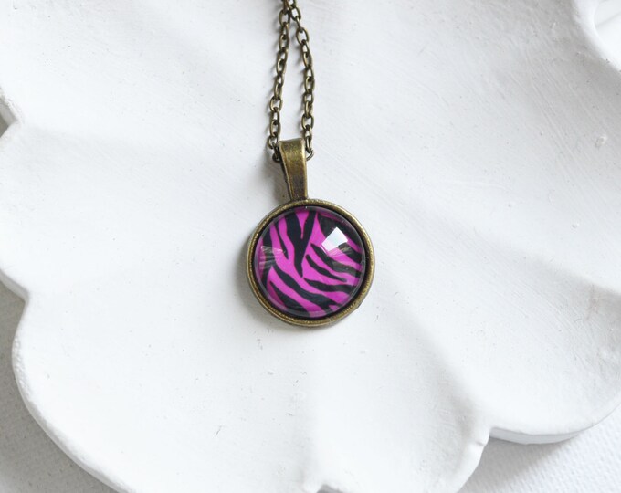 ANIMAL PRINT Pendant metal brass depicting fashionable tiger skin, Safari, Glamour, Style, Purple, Violet, Lavender Strips