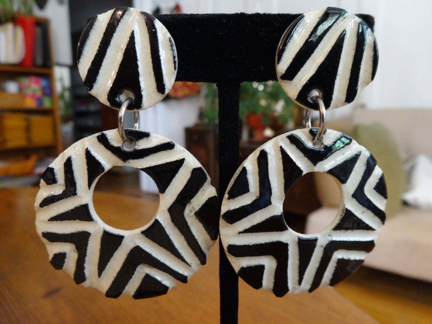 Vintage 1985 ceramic earrings ethnic geometric hoop dangle b