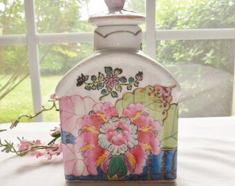 Antique Tea Caddy, Famille Verte Tea Jar, Kangxi Period of Qing Dynasty, Wrapped Floral Design, Red Four Character Signature