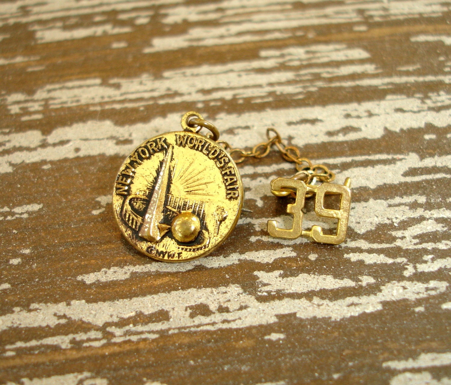 Vintage 1939 New York Worlds Fair Pin Official Souvenir