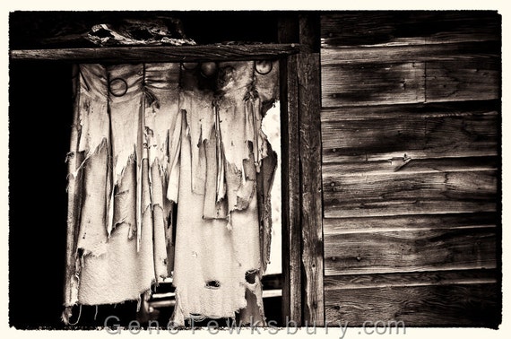 Cortinas rasgadas en cabaña abandonada fine por bigsunphotography Creativo cabaña Tela