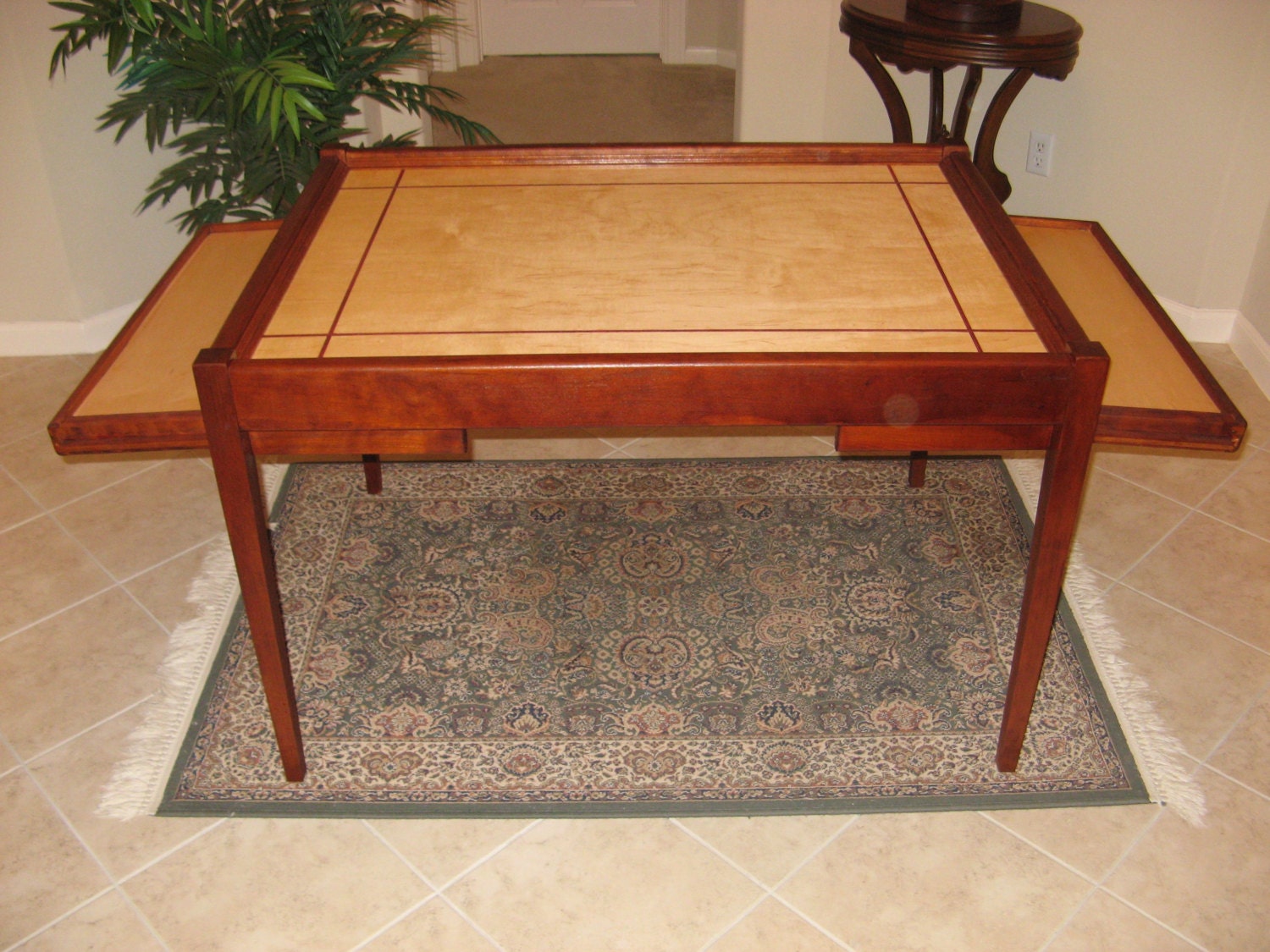 Jigsaw puzzle table with additional legroom