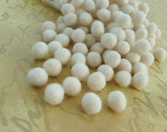 1cm felt balls - 25 Ivory pure wool beads - Off white shades (W100A)