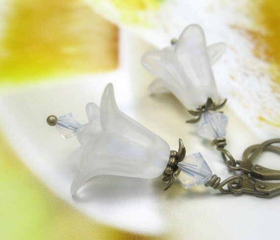 Flower Earrings, White Wedding Earrings, Vintage Style, Swarovski Jewelry, Bridal Earrings, For Brides, Wedding Jewelry, Soft and Feminine