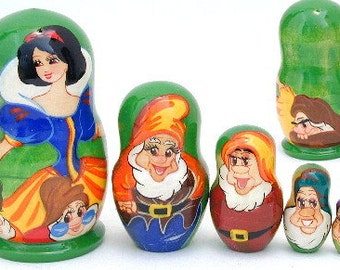 Snow White and the Seven Dwarfs - Russian Babushka Matryoshka 5 nesting dolls set. Hand painted & signed by Artist in Russia. Mint
