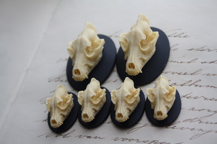 Wolf Skull Cameo Cabs Resin Cabochon Taxidermy Animal Steampunk Gothic Goth Skull Black Ivory Werewolf 40x30mm and 25x18mm 6 PIECES
