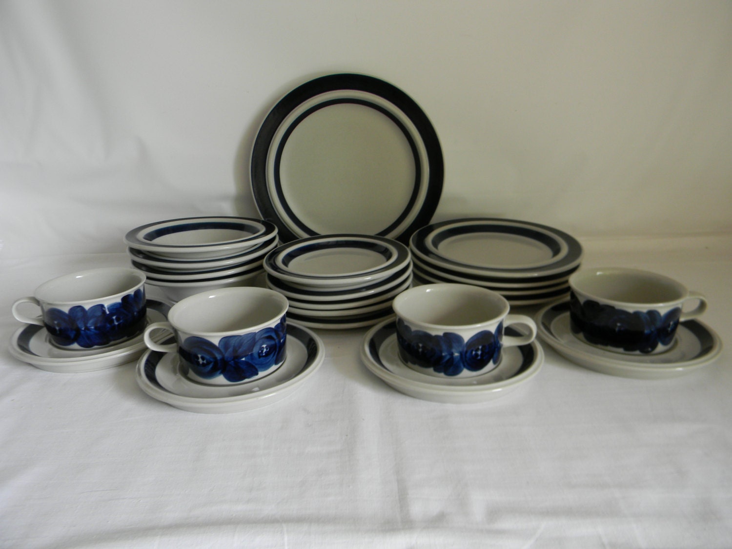 Vintage Arabia of Finland Anemone Dinnerware Set Blue