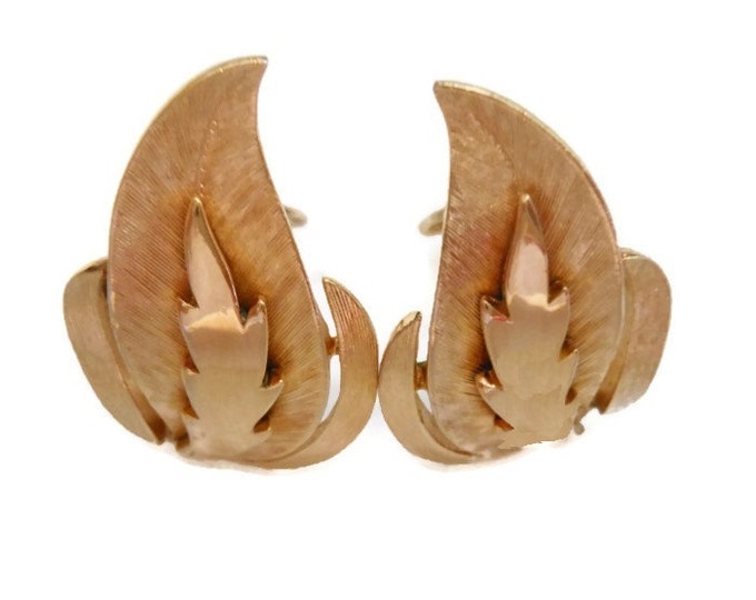 Crown Trifari earrings, leaf or fire earrings, 1950s early 60s, brushed and gloss gold, clip earrings