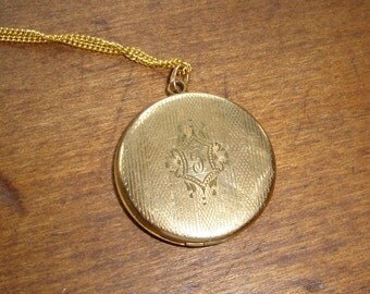 Popular items for gold tone locket on Etsy