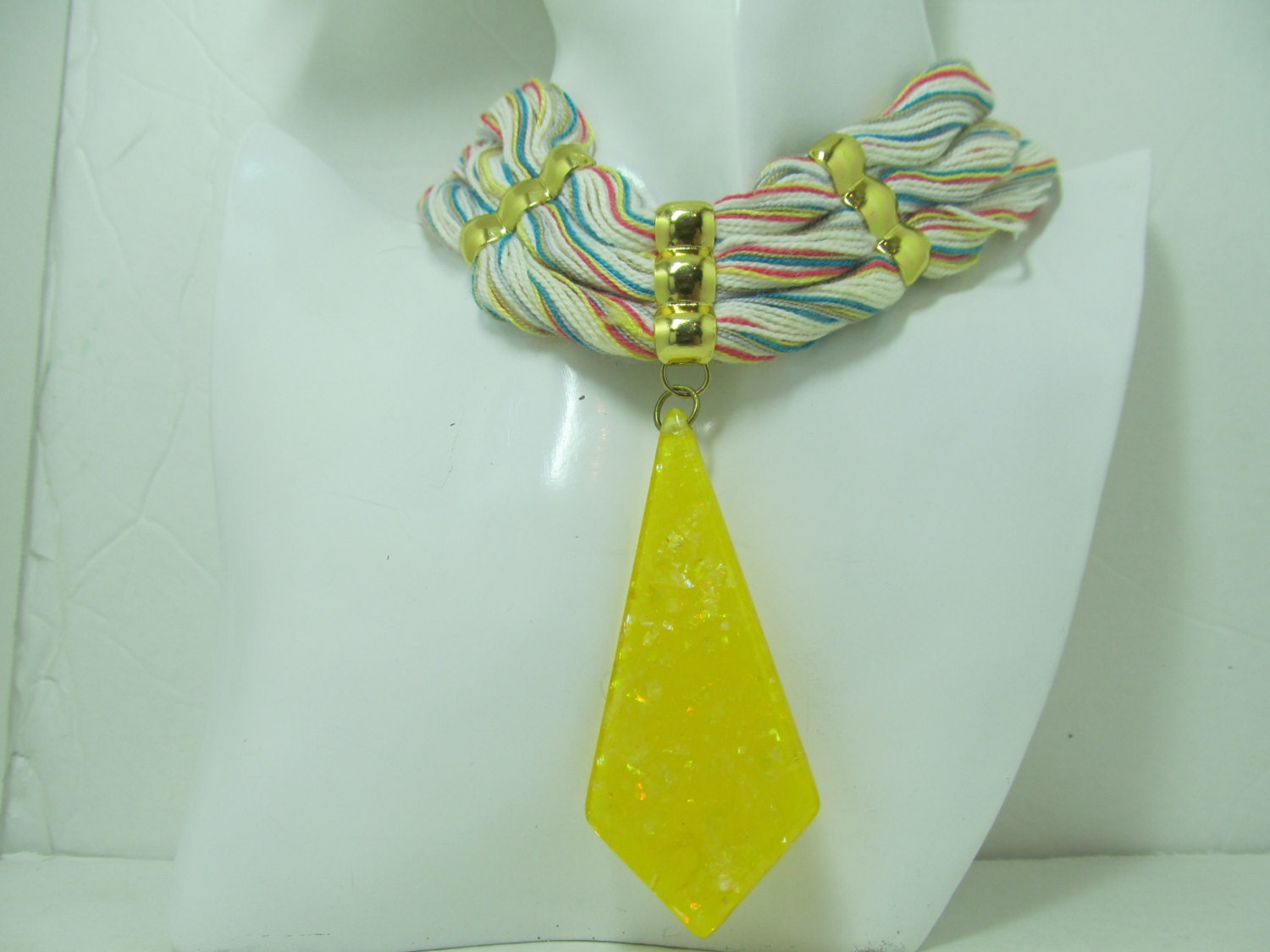 1970s Chunky Twisted Yarn Necklace Item K 1371