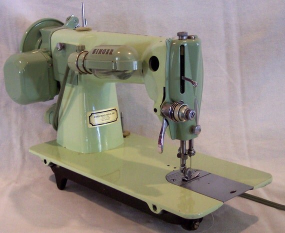 Restored Singer 15-125 Vintage Sewing Machine w/Guaranty and