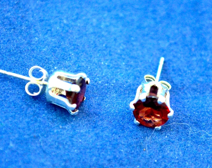 Garnet Stud Earrings, 6mm Round, Natural, Set in Sterling Silver E508