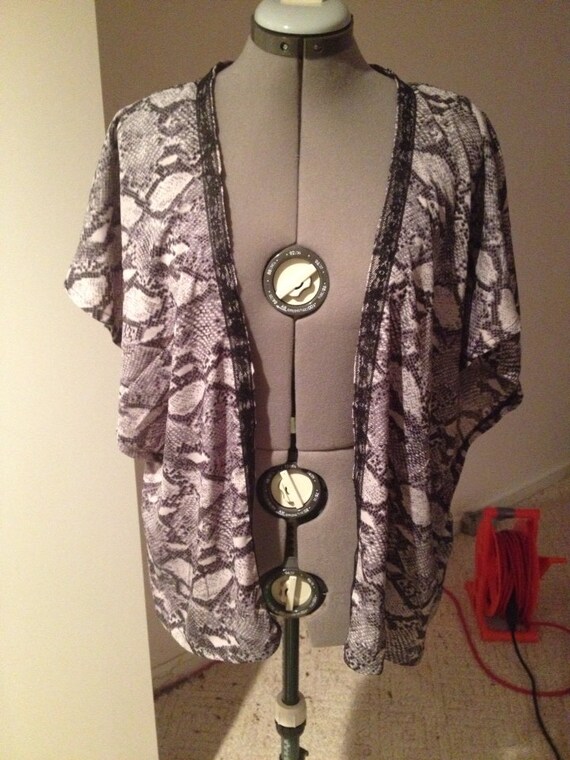 Reptile Printed Kimono Jacket with Lace Trim Gray and Black